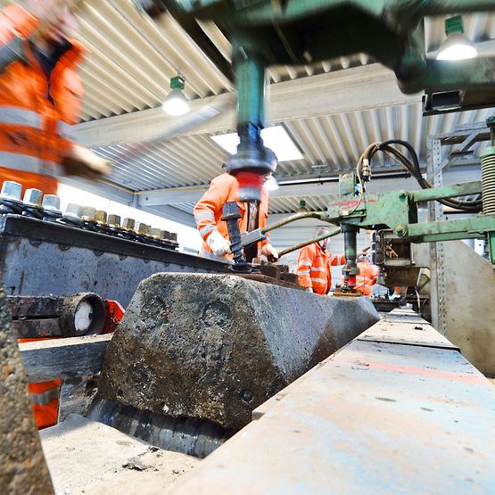 Mitarbeiter, die in Schwellen recyceln