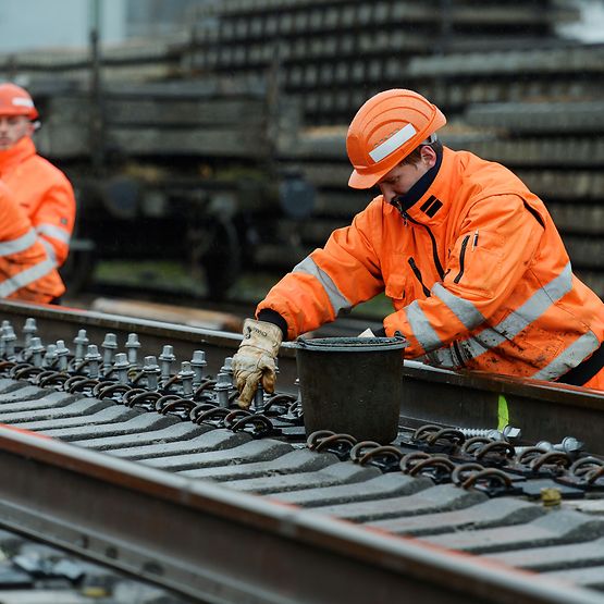 Mitarbeiter recyceln Schwellen 