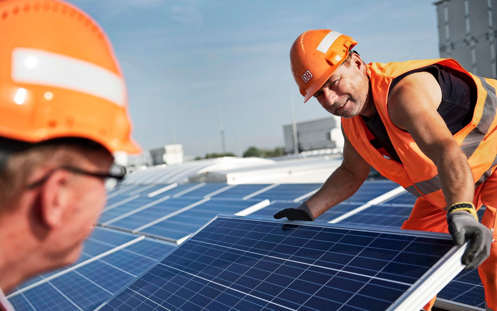Mitarbeiter installieren Photovoltaik-Platten