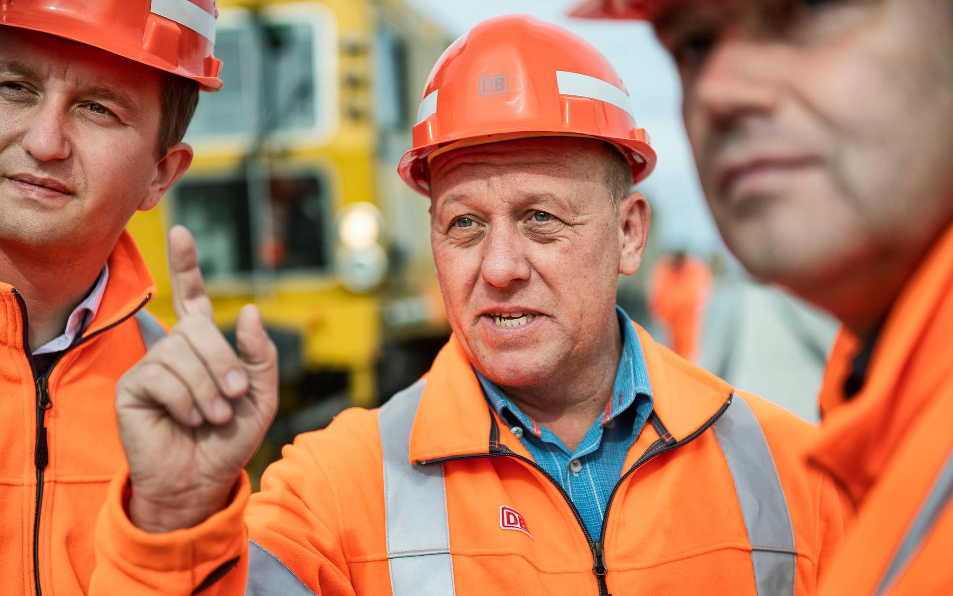 Mitarbeiter in Weste auf Baustelle