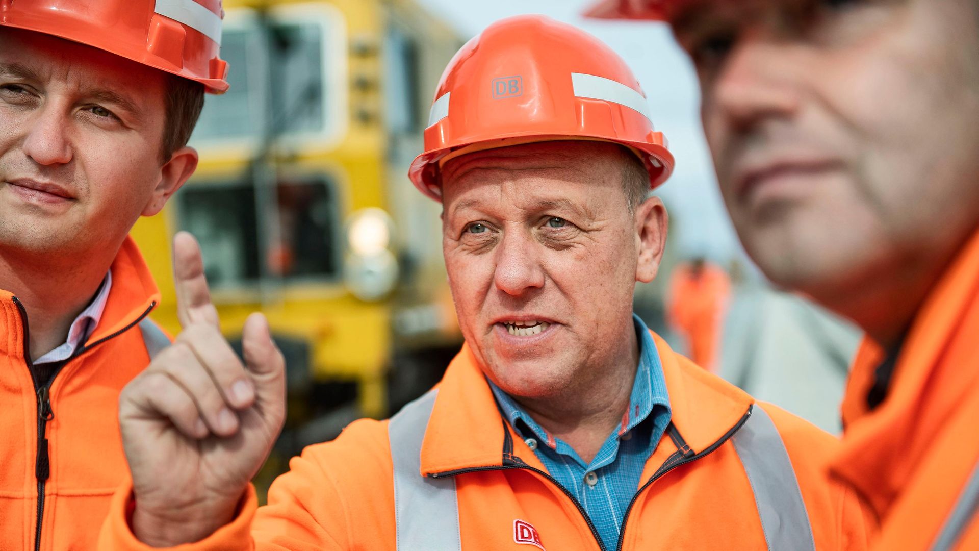 Mitarbeiter in Weste auf Baustelle