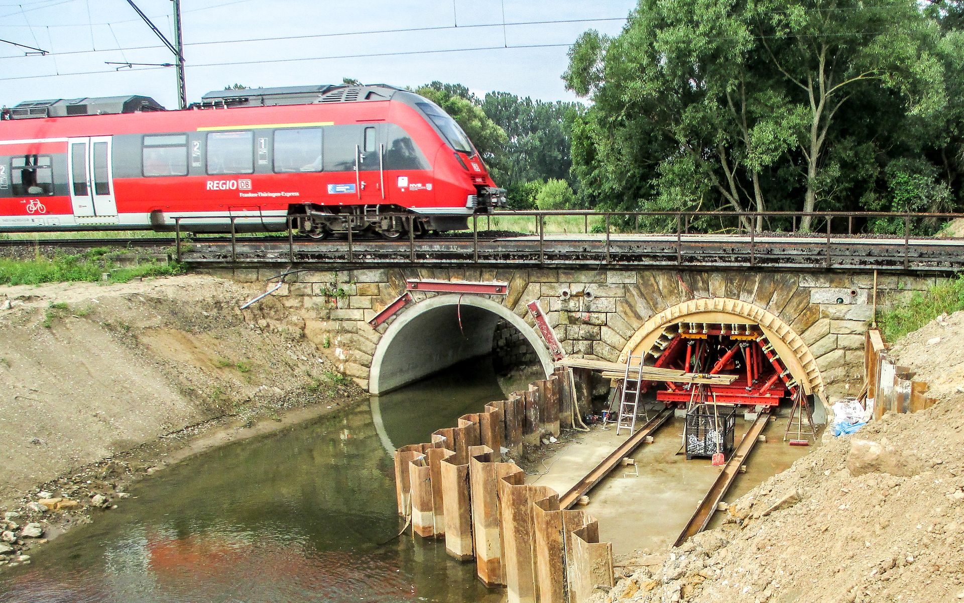 Brücke wird saniert. Zug fährt oben drüber