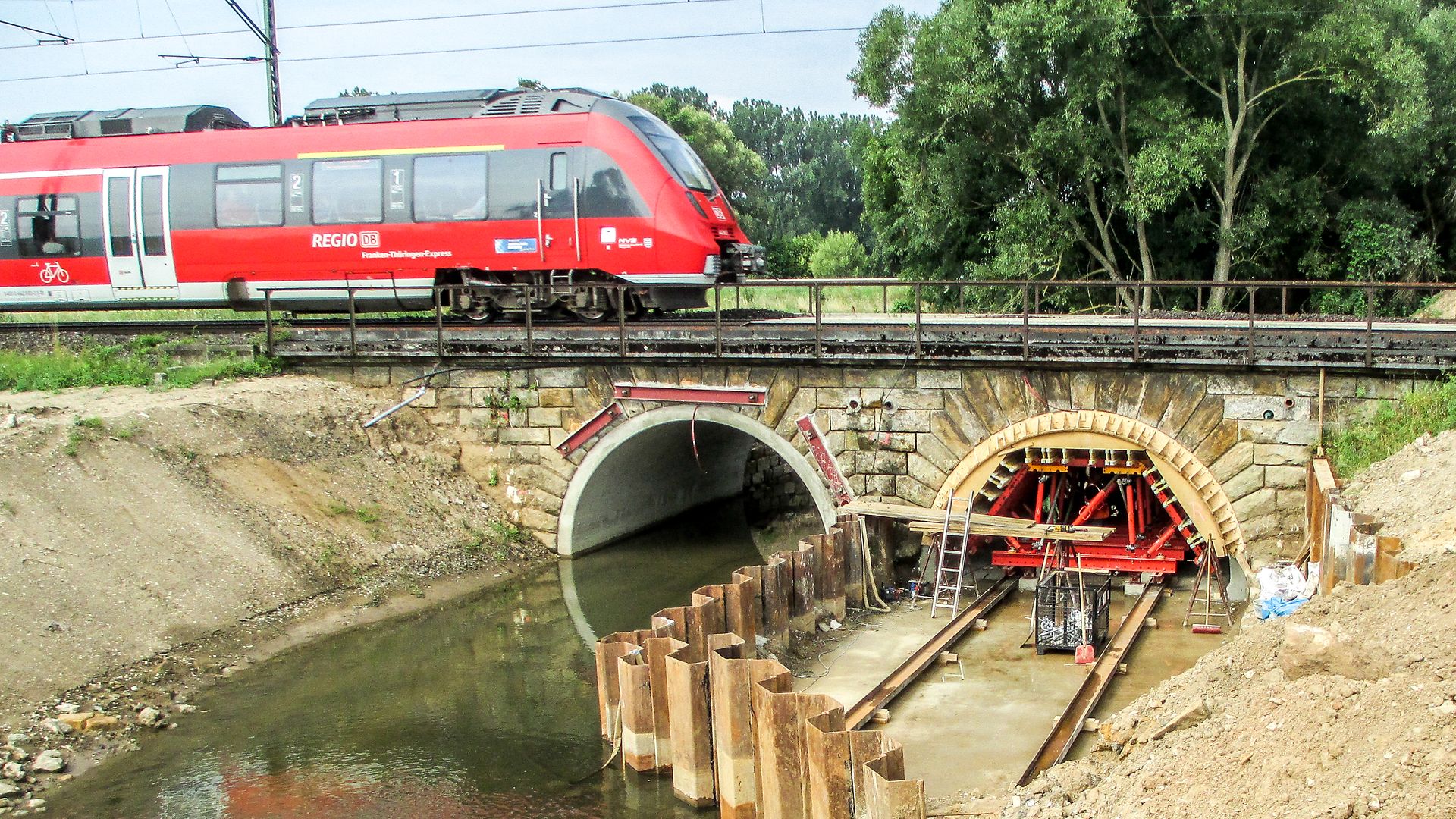 Brücke wird saniert. Zug fährt oben drüber