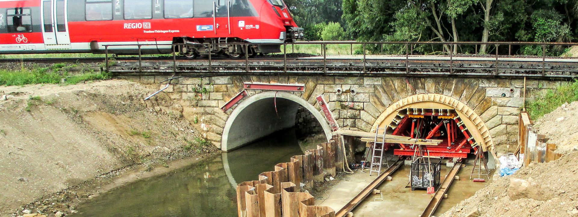 Brücke wird saniert. Zug fährt oben drüber