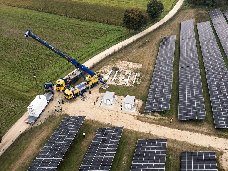 Solarpark Aach bei Anlieferung encore Batteriespeicher