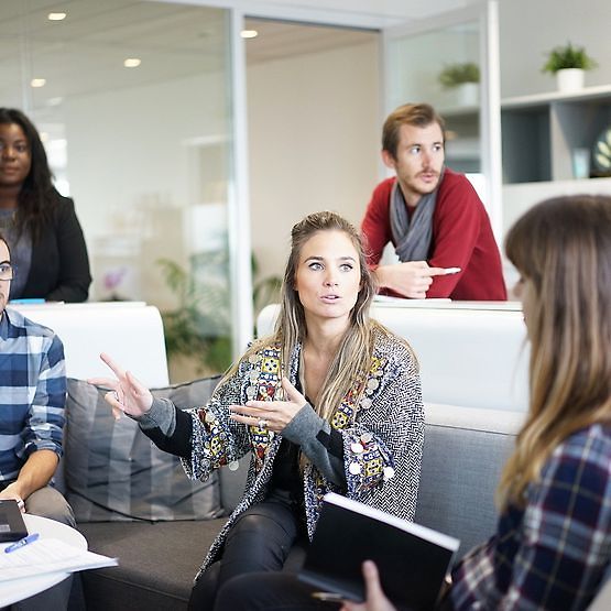 Menschen unterhalten sich im Büro