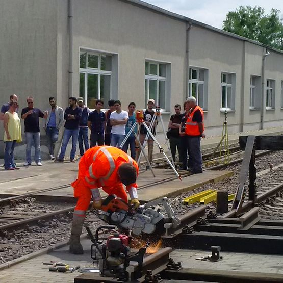 Mitarbeiter schweißt