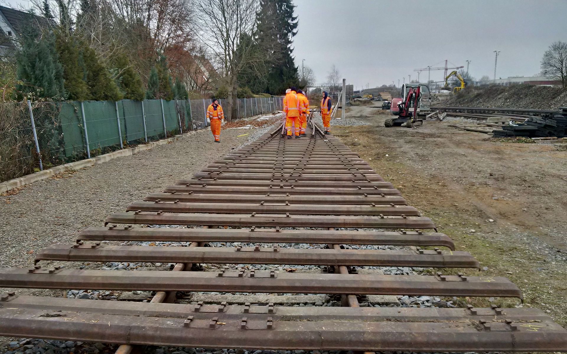 Mitarbeiter arbeiten am Gleis