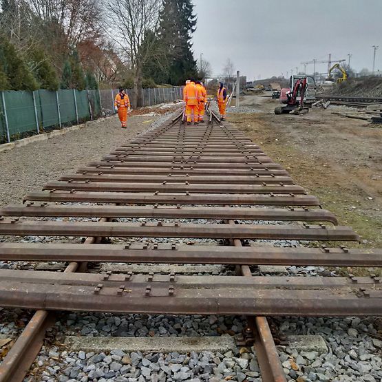 Mitarbeiter arbeiten am Gleis