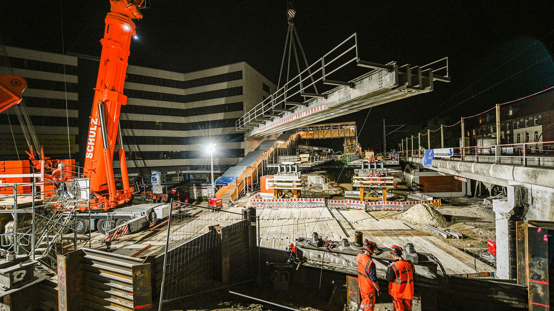  Einhub einer Hilfsbrücke mit 24m Stützweite mittels 500to Automobildrehkran bei Nacht