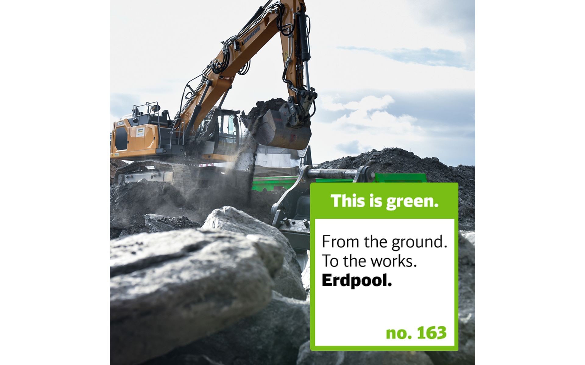 Bagger schaufelt Erde auf einen grünen Laster