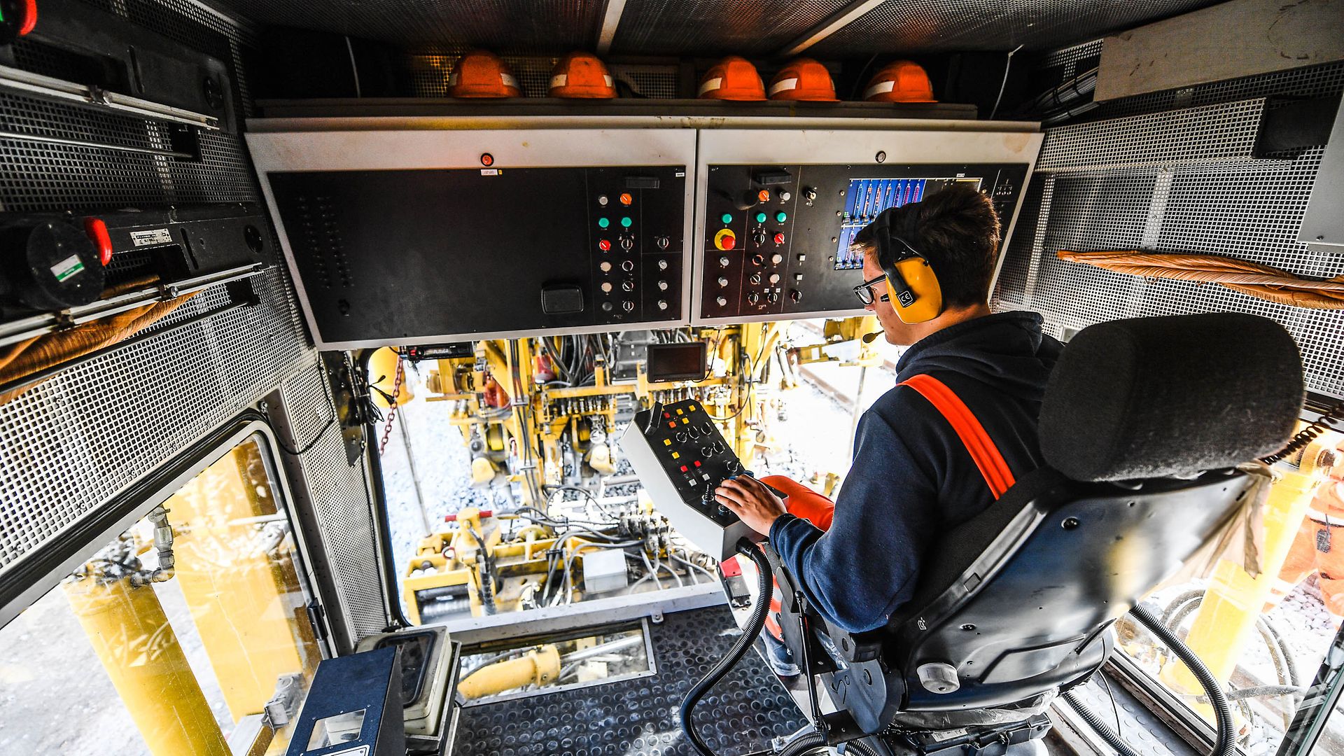 Mann im Führerstand einer Baumaschine