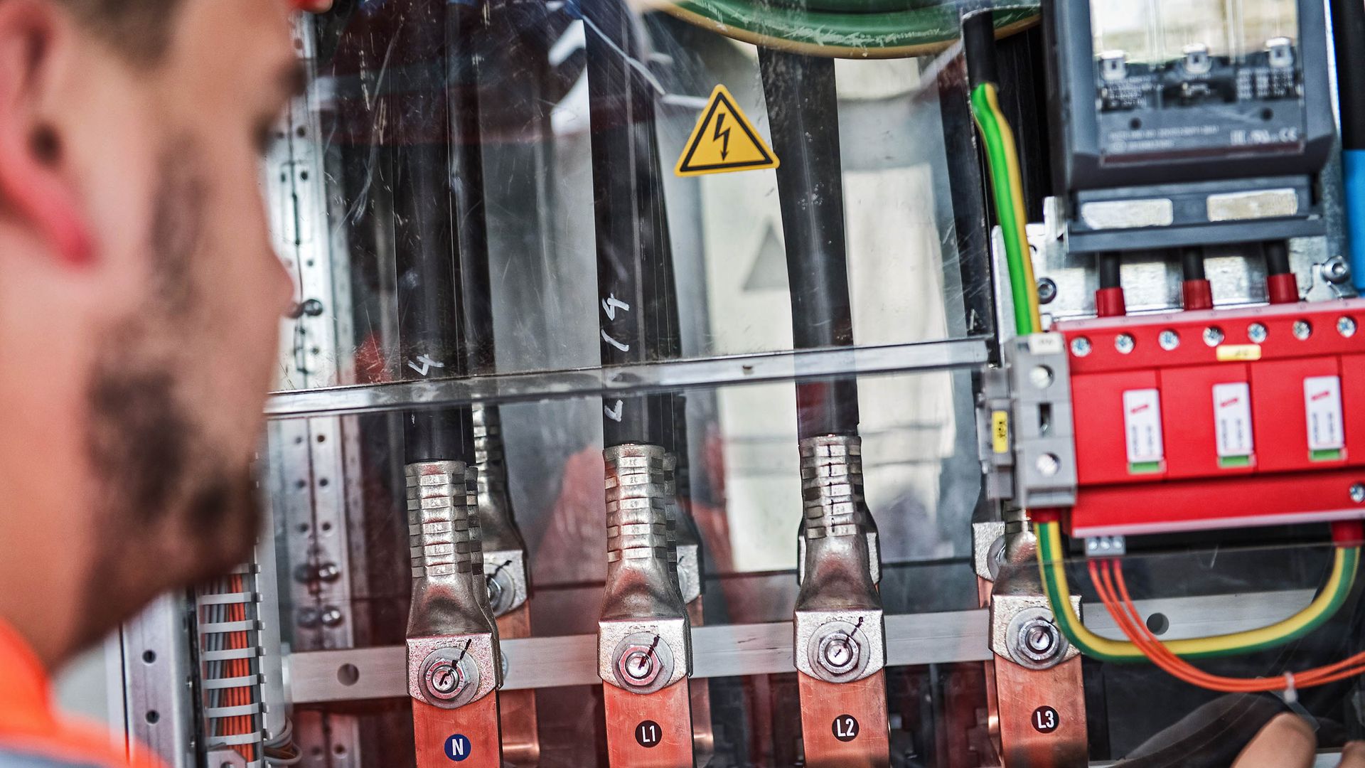 Mensch am Elektroschaltkasten