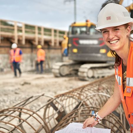 Lächelnde Frau auf der Baustelle