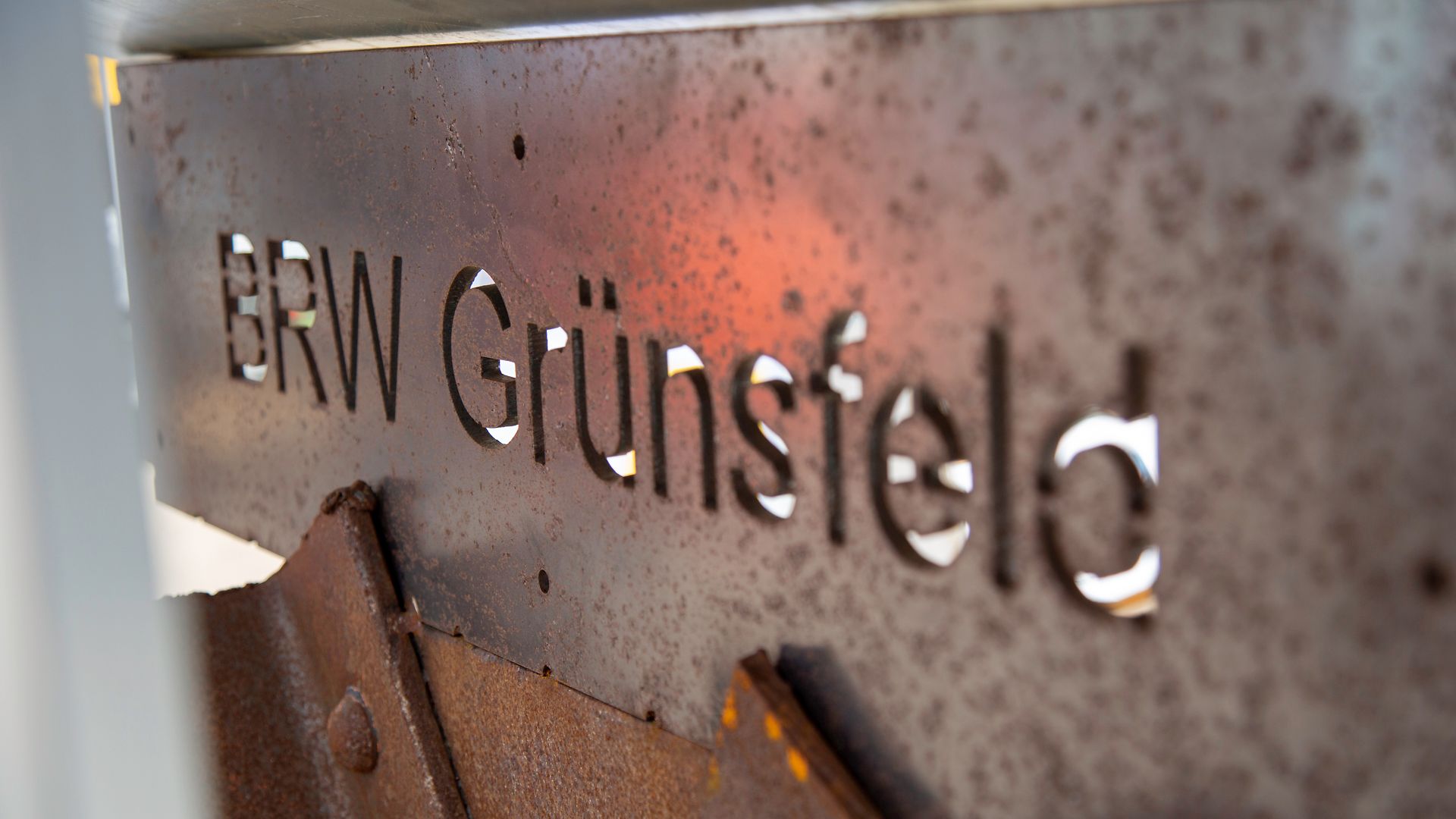 In Metall eingefräster Schriftzug "BRW Grünsfeld"